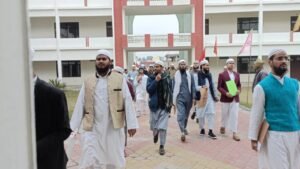 طلبہ امتحان گاہ سے نکلتے ہوئے