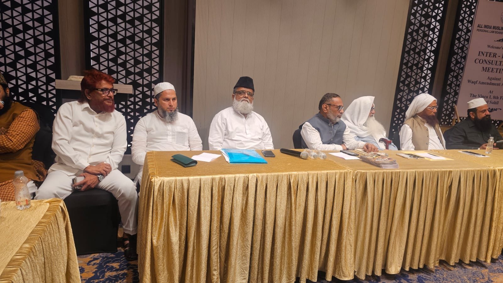 وقف قانون کے سلسلے میں  مسلم پرسنل لا بورڈ کا غیر مسلم دانشوران سے  ملاقات 